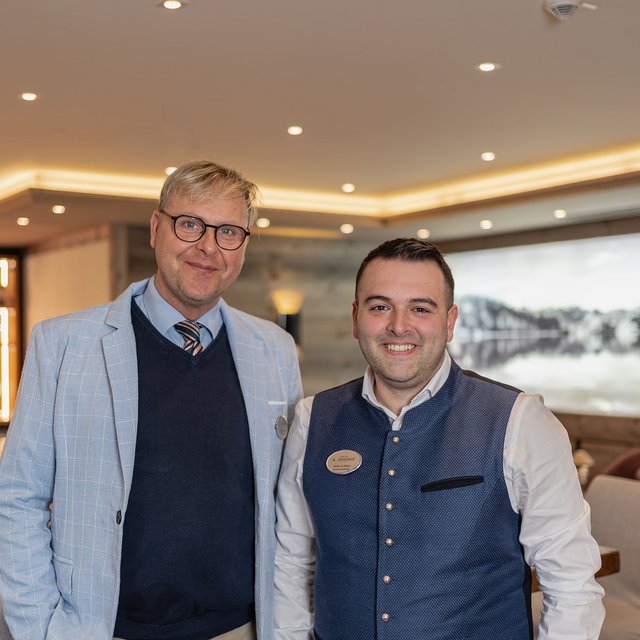 Lerch Businesswelten - Inspirationen an einem Tag Zwei lächelnde Männer in eleganter Kleidung in einer modernen Hotelbar