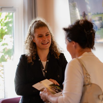 Lerch Businesswelten - Inspirationen an einem Tag Zwei Frauen unterhalten sich und halten gemeinsam eine Broschüre