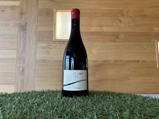 Weinkarte Das Weitblick Allgäu Weinflasche auf Kunstrasen vor einer holzverkleideten Wand