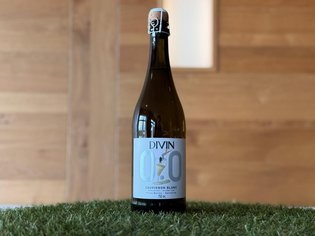 Weinkarte Das Weitblick Allgäu Flasche Divin 0.0 Sauvignon Blanc alkoholfreier Sekt auf Gras