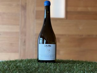 Weinkarte Das Weitblick Allgäu Flasche Sauvignon Blanc Wein mit blauem Verschluss auf grünem Gras