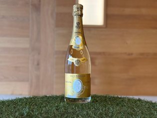 Weinkarte Das Weitblick Allgäu Flasche Louis Roederer Cristal Champagner 2008 auf grünem Gras