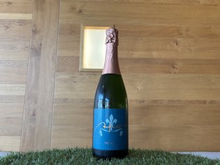 Weinkarte Das Weitblick Allgäu Flasche Pinot Bianco vor einer holzverkleideten Wand