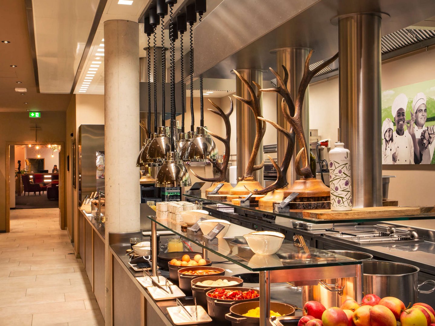 Hotel Das Weitblick Allgäu | Wellnesshotel Marktoberdorf Buffet mit verschiedenen Speisen und Hirschgeweihen als Dekoration in modernem Restaurant