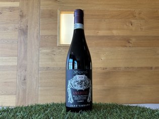 Weinkarte Das Weitblick Allgäu Flasche Amarone della Valpolicella Classico 2020 vor einer Holzwand