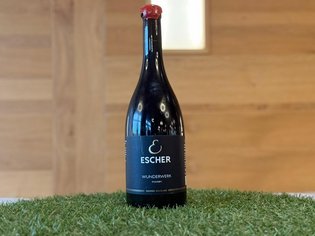 Weinkarte Das Weitblick Allgäu Flasche Escher Wunderwerk trockener Wein auf grünem Gras vor Holzwand