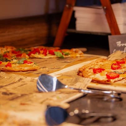 Lerch Businesswelten - Inspirationen an einem Tag Pizza mit Tomaten und Basilikum auf einem Buffet