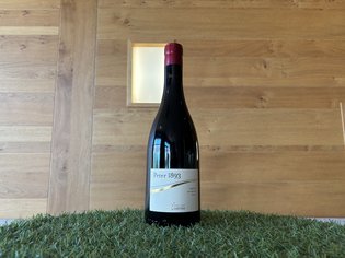 Weinkarte Das Weitblick Allgäu Dunkle Weinflasche mit roter Kapsel auf Kunstrasen vor einer Holzwand