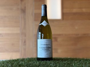 Weinkarte Das Weitblick Allgäu Weinflasche Domaine Michelot Meursault Charmes Premier Cru auf Gras