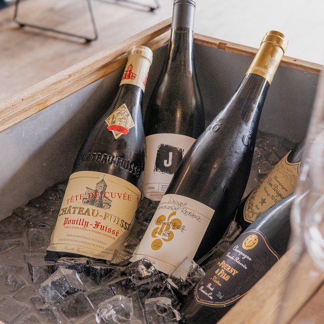 Weinkarte Das Weitblick Allgäu Weinflaschen in einem Holzkasten mit Eiswürfeln gekühlt