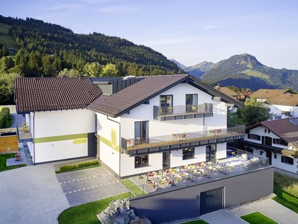 Lerch Businesswelten - Inspirationen an einem Tag Modernes Gästehaus mit Balkonen und Terrasse in bergiger Landschaft