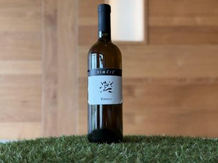 Weinkarte Das Weitblick Allgäu Flasche Ribolla Weißwein von Simčič auf grünem Gras vor Holzwand