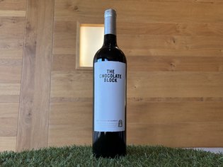 Weinkarte Das Weitblick Allgäu Dunkle Weinflasche der Marke The Chocolate Block auf Kunstrasen vor Holzwand