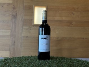 Weinkarte Das Weitblick Allgäu Rotweinflasche Domaine Edegger Georg auf Kunstrasen vor einer Holzwand
