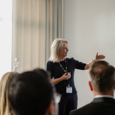 Lerch Businesswelten - Inspirationen an einem Tag Frau hält vor einer Gruppe eine Präsentation in einem hellen Raum