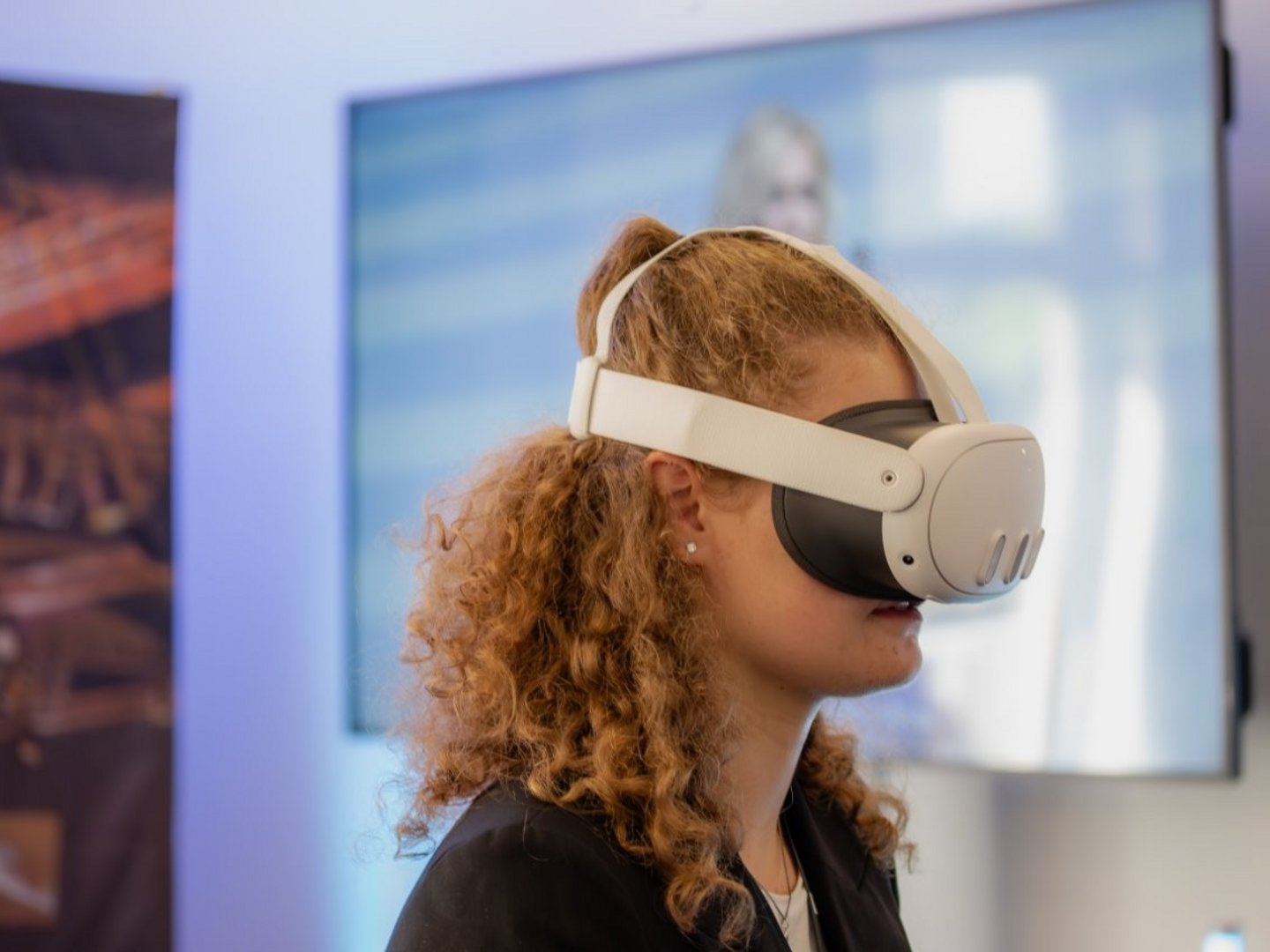 Lerch Businesswelten - Inspirationen an einem Tag Frau mit lockigem Haar trägt eine weiße Virtual-Reality-Brille