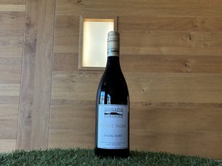 Weinkarte Das Weitblick Allgäu Flasche Pinot Noir von Domaine Edegger auf Kunstrasen vor einer Holzwand