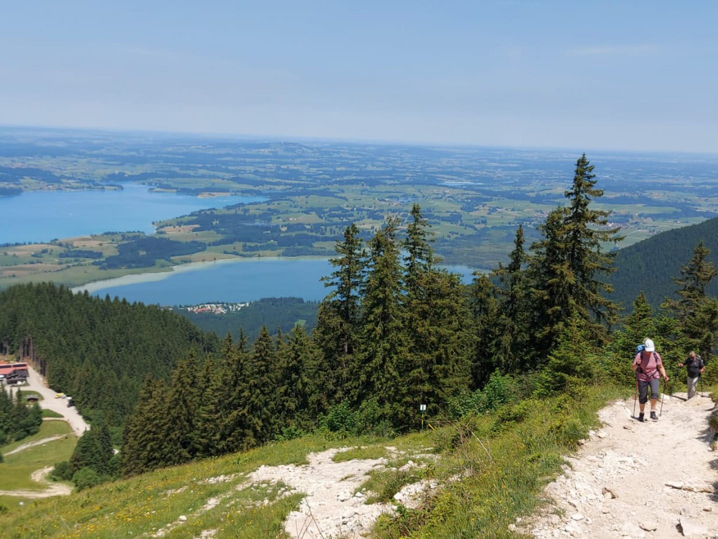 Hotel Das Weitblick Allgäu | Wandern & Wellness Wanderer auf Bergpfad mit Blick auf See und Landschaft