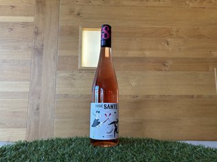 Weinkarte Das Weitblick Allgäu Flasche Roséwein auf Kunstrasen vor einer Holzwand