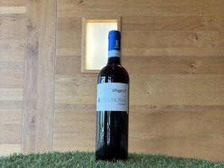 Weinkarte Das Weitblick Allgäu Flasche Speri Valpolicella auf grünem Teppich vor einer Holzwand